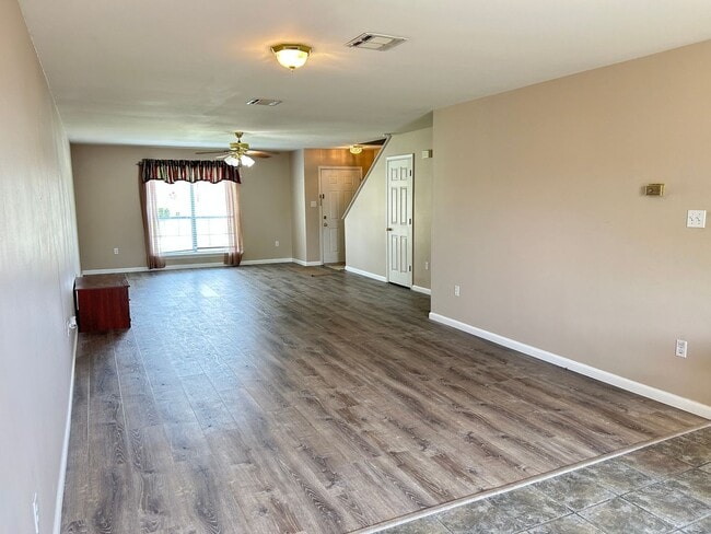 Building Photo - 211 Greenbriar Dr