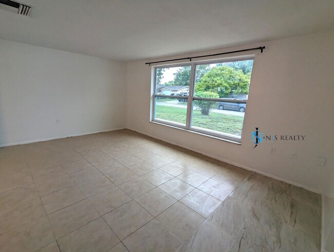 Building Photo - JUST REDUCED!!!   SCREENED IN POOL, WINE F...