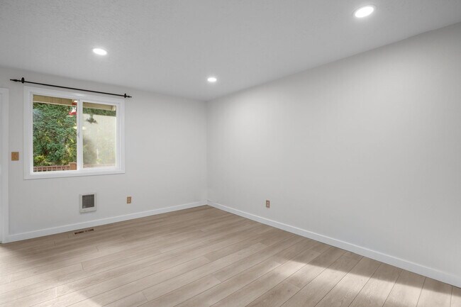 Building Photo - 4830 SW Marigold St