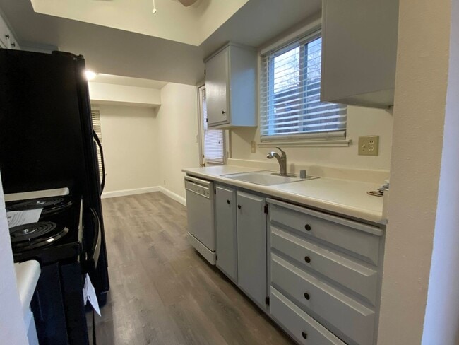 Building Photo - Updated Two Bed, One Bath Halfplex in Linc...
