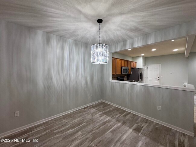 Building Photo - 6881 Roundleaf Dr