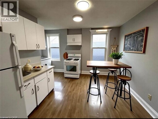 Photo du bâtiment - 144 Locke St S