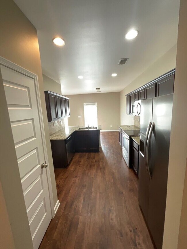 Foto del edificio - SELF-TOUR NOW! - 302 Horizon Trace, Loganv...
