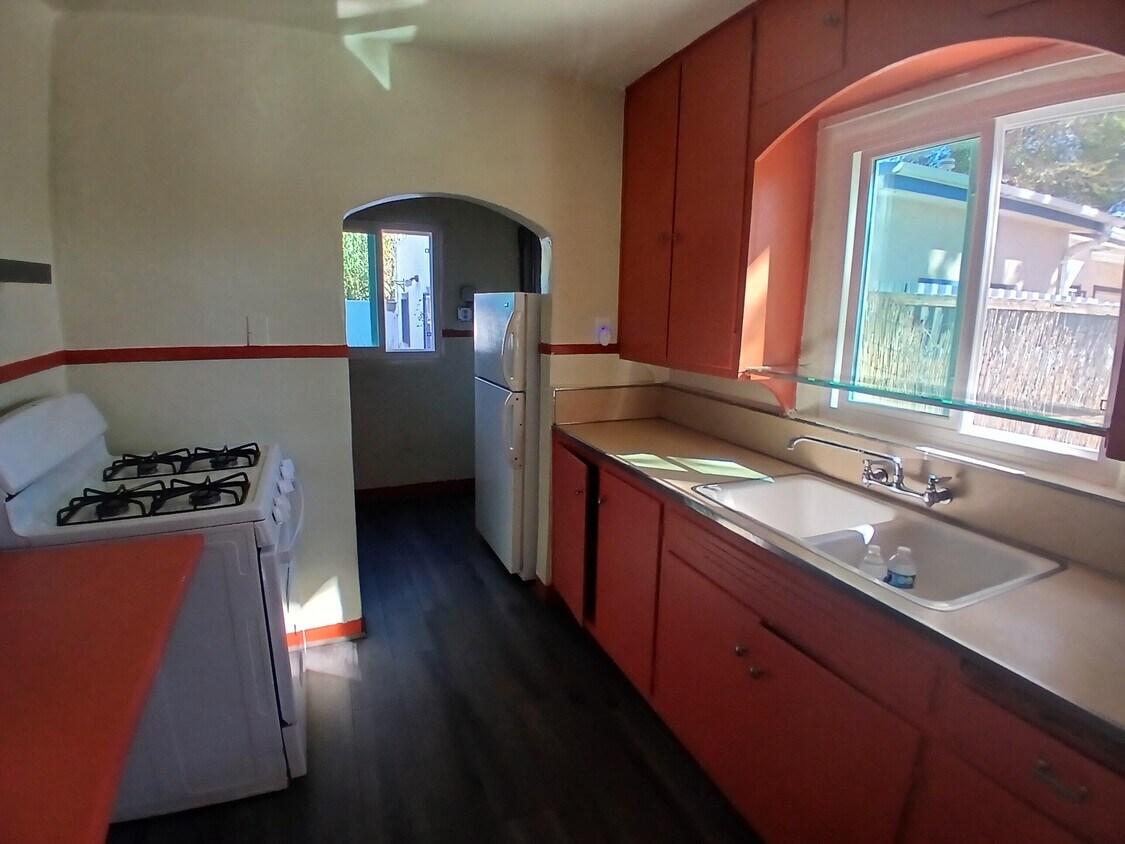 Foto del edificio - 1230 Montrose Pl SW