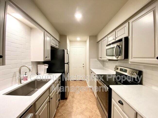 Building Photo - 823 Saint Paul Ct