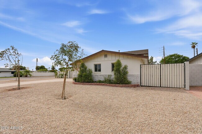 Building Photo - 8355 E Stella Ln