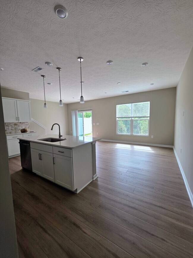 Foto del edificio - 7235 Grandway Dr