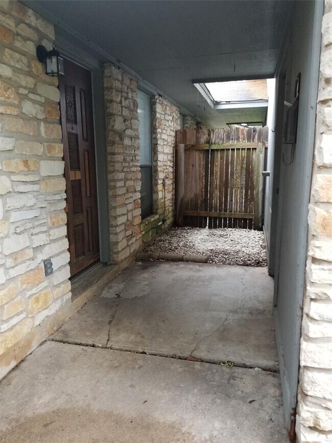 Foto del edificio - 2804 Thrushwood Dr