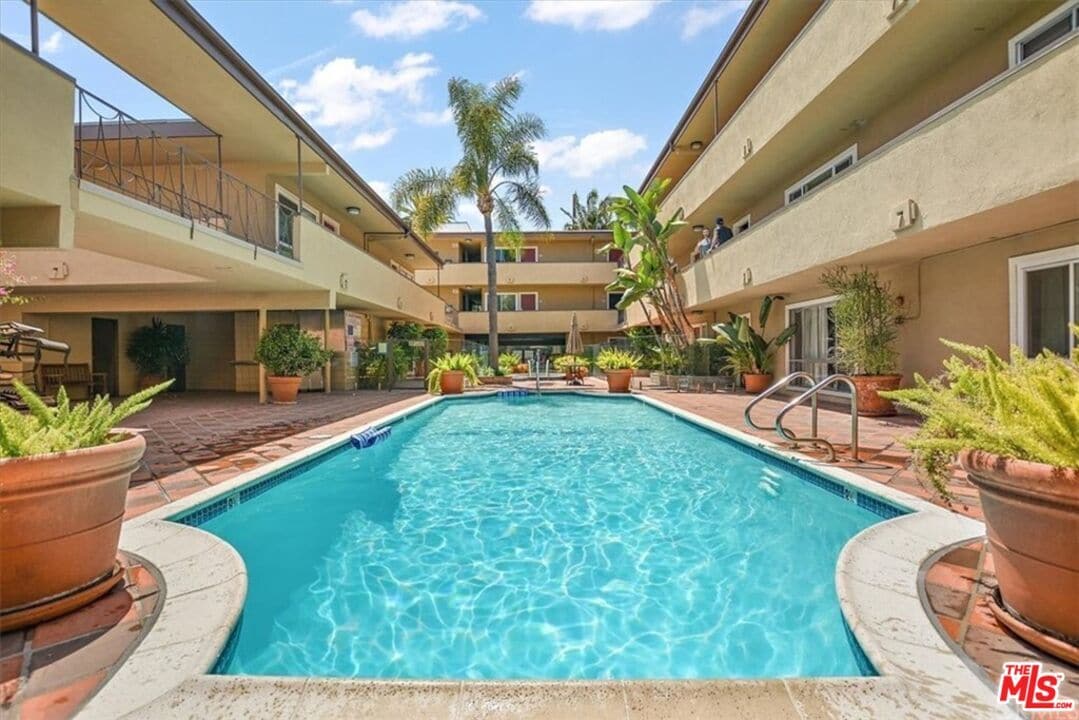 Primary Photo - 970 Palm Ave