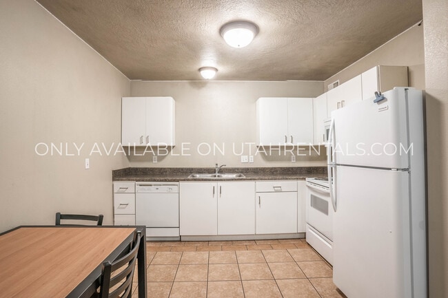 Building Photo - 884 E 700 N