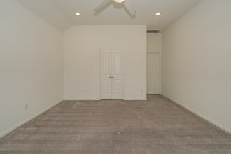 Building Photo - 2513 Seneca Lk Dr