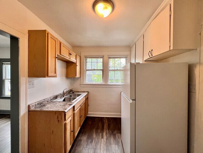 Foto del edificio - 4158 Mayfield Dr
