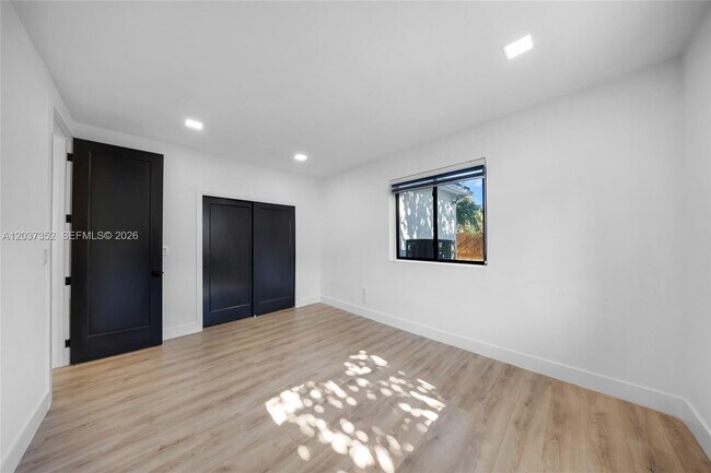 Building Photo - 365 Fairway Dr