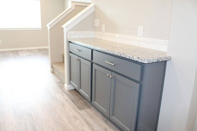 Building Photo - Beautiful Newer Townhouse