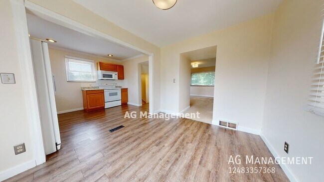 Building Photo - 18 E Yale - Spacious Pontiac 3Bed/1.5Bath