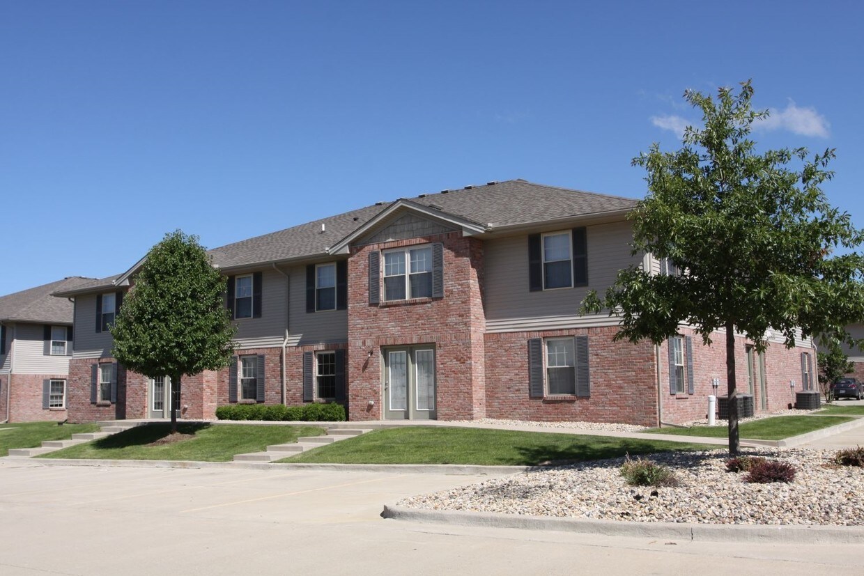 Heartland Village ISU & HCC Apartments 17101791 Putnam Ave Normal