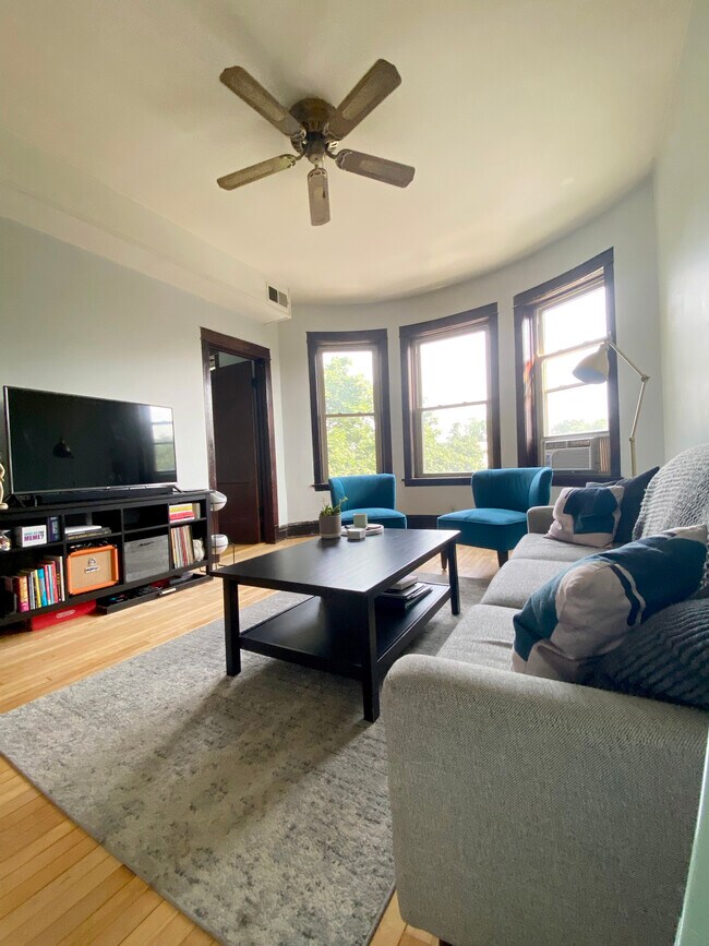 Living room - 2317 W Roscoe St