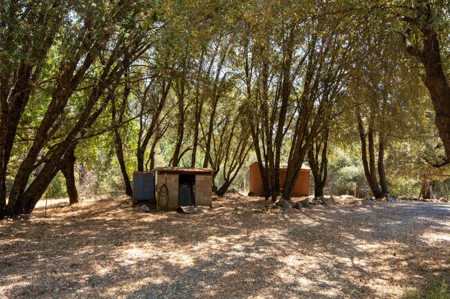 Foto del edificio - Charming Lindal Cedar Home on 10 Acres