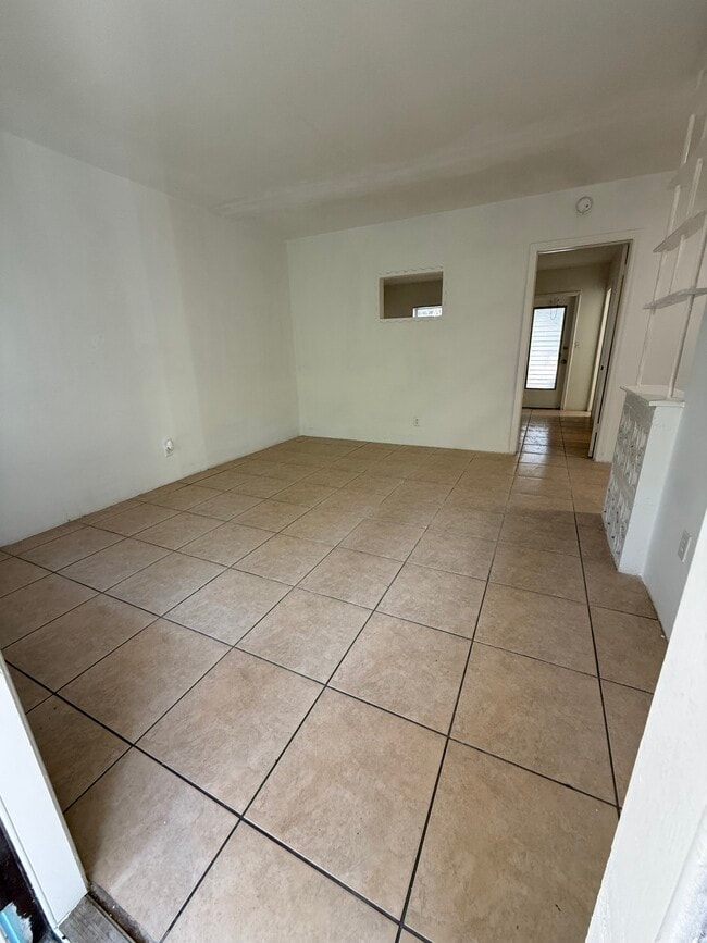 Building Photo - 1901 SE 1st Ave