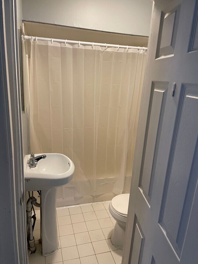 Building Photo - 3 Bedroom Home In Farmington Hills