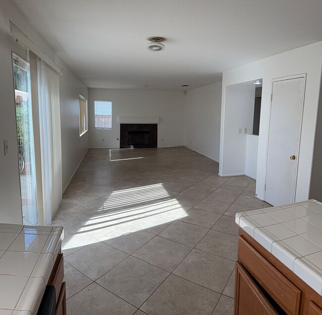 Photo - Spacious 4 bedroom / 3 Bathroom Jurupa Val... House