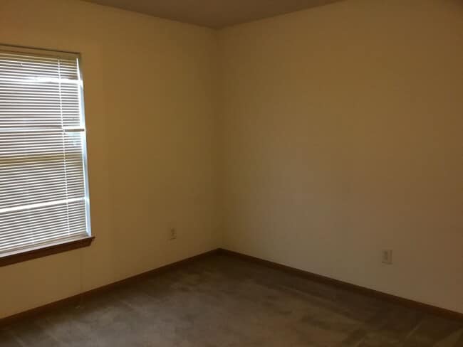 Building Photo - 2400 Hopkins Dr