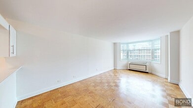 Building Photo - 400 E 71st St