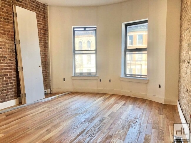 Building Photo - BEDFORD AVENUE / Amazing 3-Bed 1-Bath / Cr...