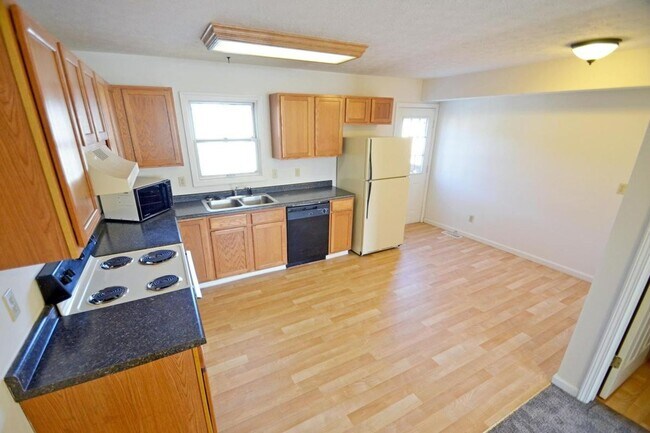 Building Photo - 3 bedroom, 3 stories