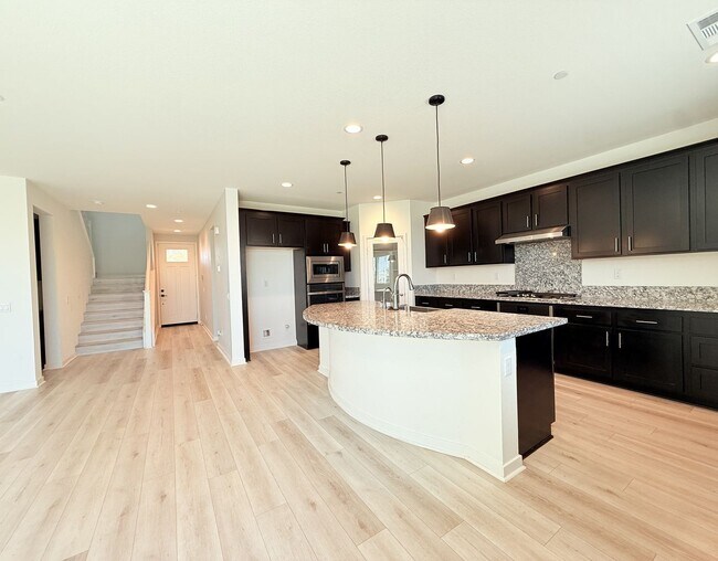 Building Photo - AVAILABLE NOW!! STUNNING 5 Bedroom 3 bathr...