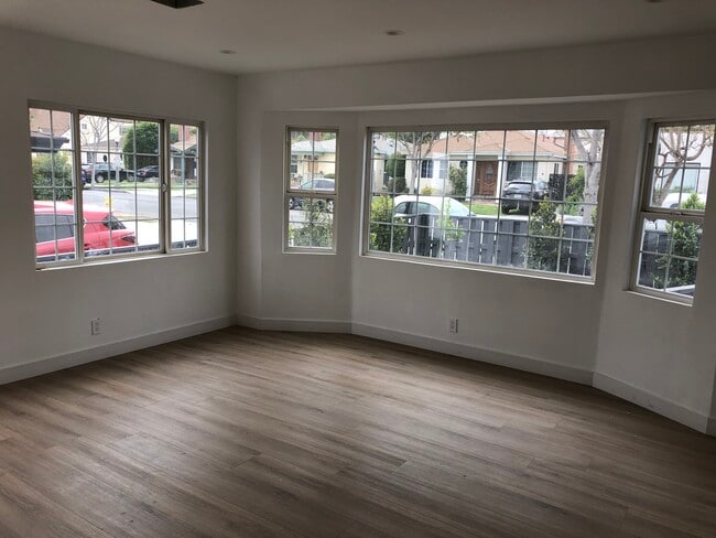 Living room - 9042 Carson St