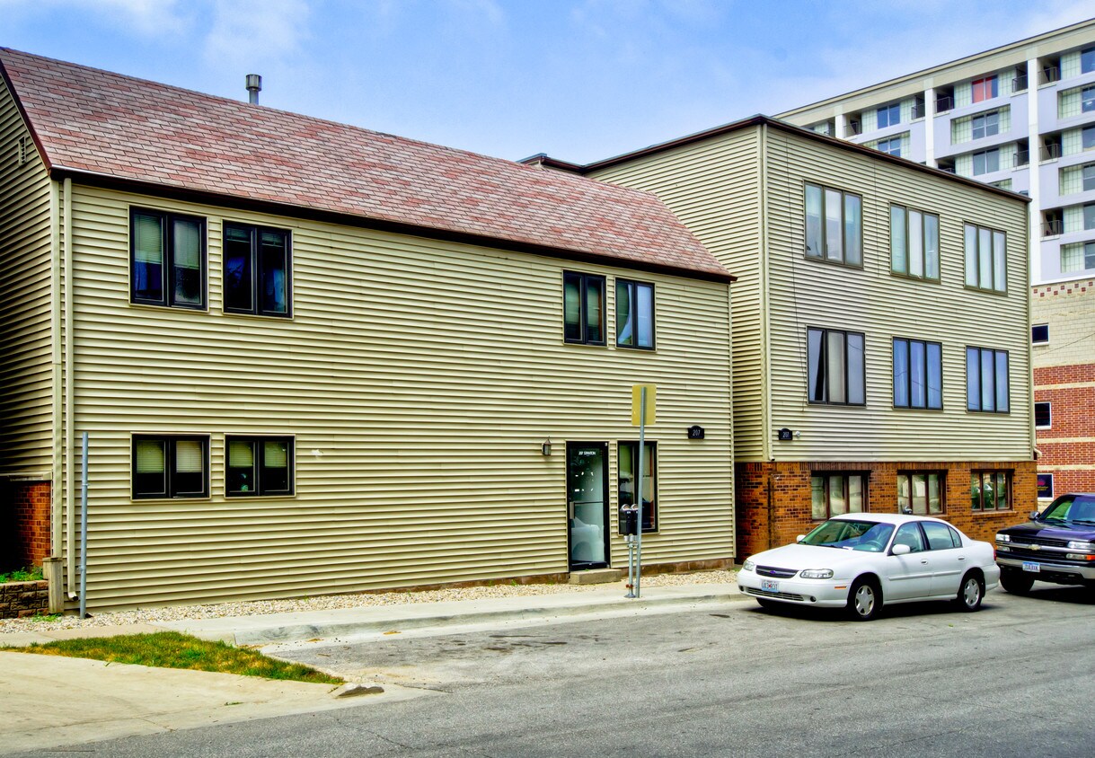 207 Stanton Ave, Ames, IA 50014 Apartments in Ames, IA