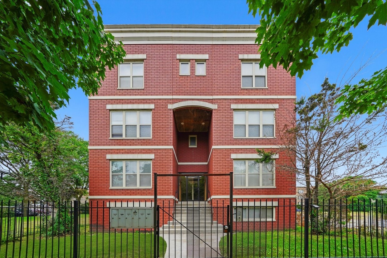 Primary Photo - 6220 S Kenwood Ave