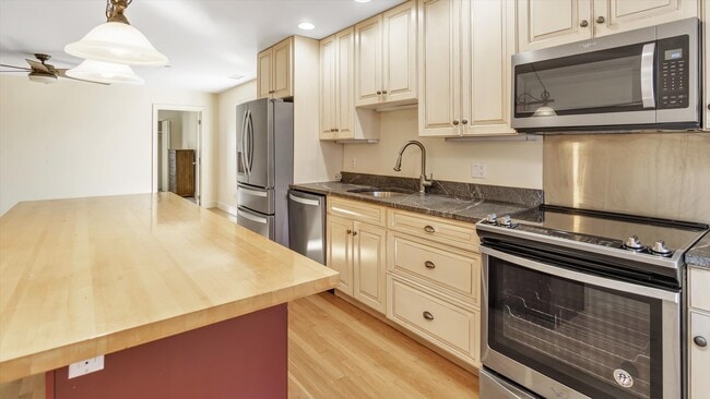 Building Photo - 148 Main St