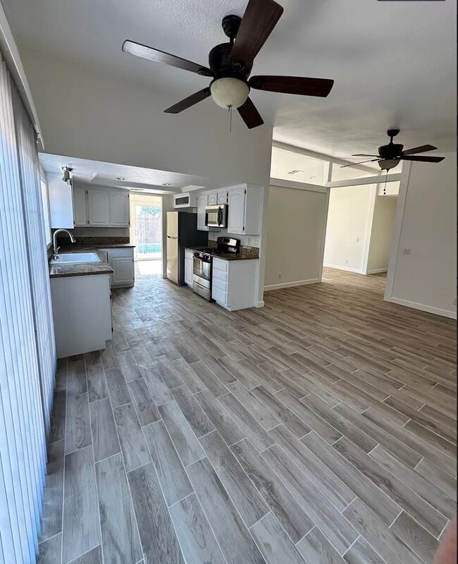 Building Photo - 3925 Orchid Dr