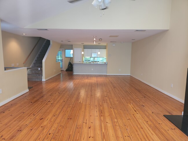 Building Photo - 920 Memorial Dr SE