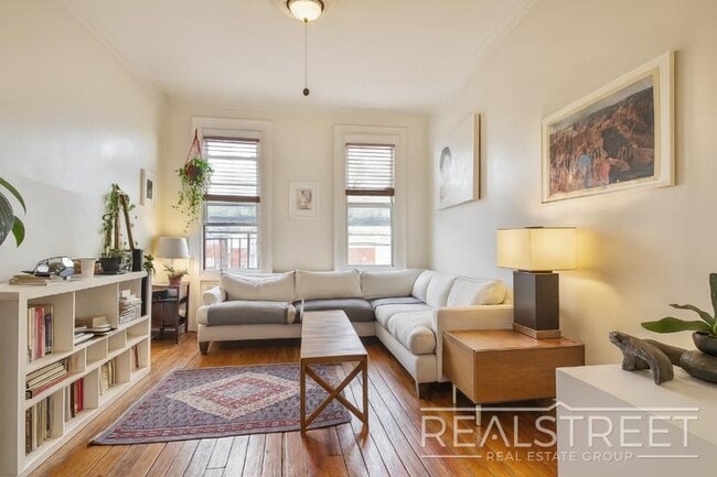Building Photo - Spacious 1.5 BED in Bushwick/East Williams... Building Photo - Spacious 1.5 BED in Bushwick/East Williams...