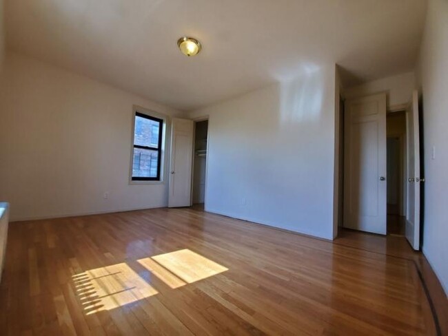 Building Photo - 3 bedroom in BRONX NY 10467