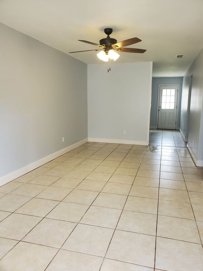 Building Photo - 2/1 Patio Home close to Shopping and Schools