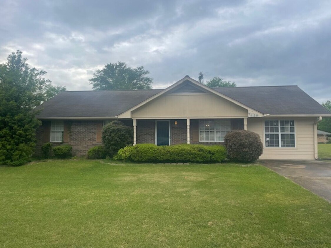 Primary Photo - Renovated 4 Bedroom 1.5 Bath Home for Rent!