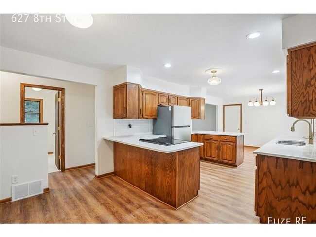 Foto del edificio - 627 8th St N