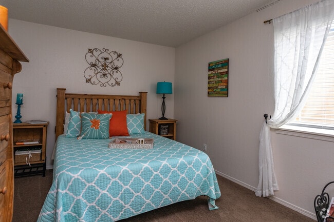 2BR, 1BA - 1000 SF - Colony Hills Apartments