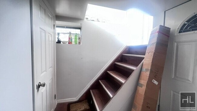 Foto del edificio - NEWLY RENOVATED 1 BEDROOM SEMI-BASEMNT  EA...