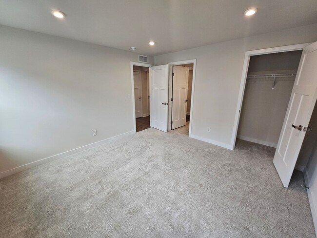 Foto del edificio - Brand New home in Great Location with Grea...