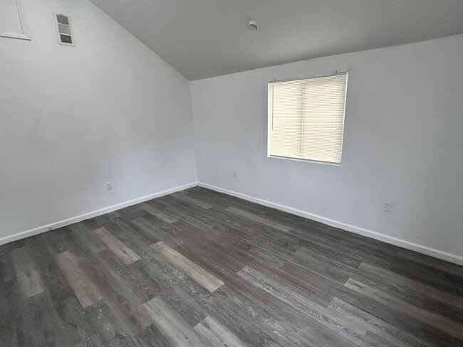 Foto del edificio - 8017 Laurel Ave