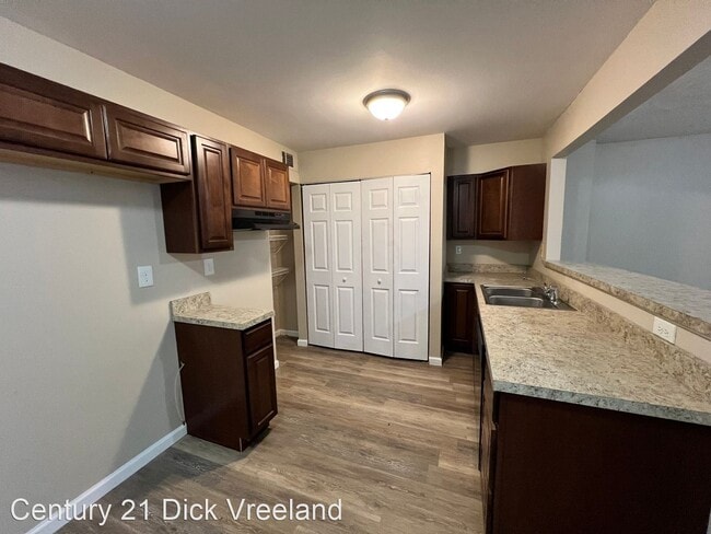 Building Photo - 3 br, 1 bath House - 349 Knollwood Cir.