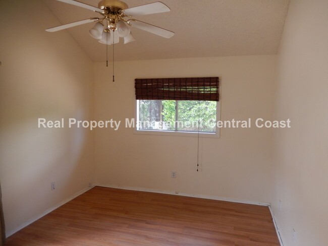 Building Photo - AVAILABLE JULY - Comfortable 4 Bed / 3 Bat...