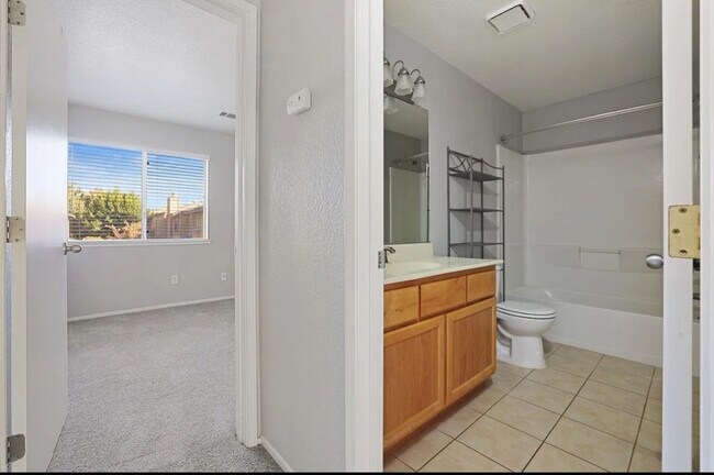 Building Photo - 552 Pirinen Ln