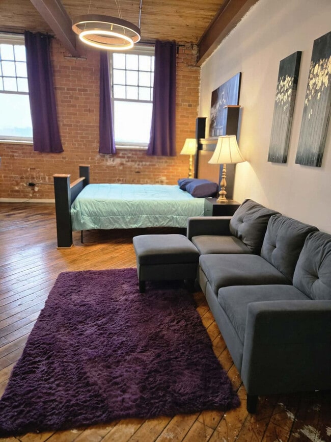 Building Photo - 227 Iron St