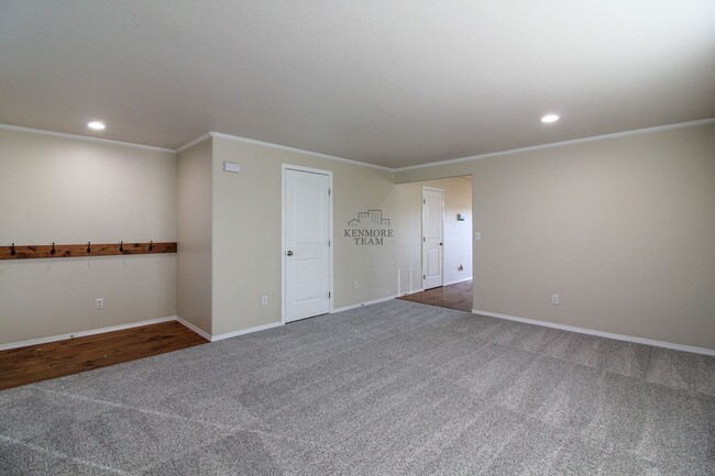 Building Photo - 3 bedroom, 2 Bath Home in West Pasco